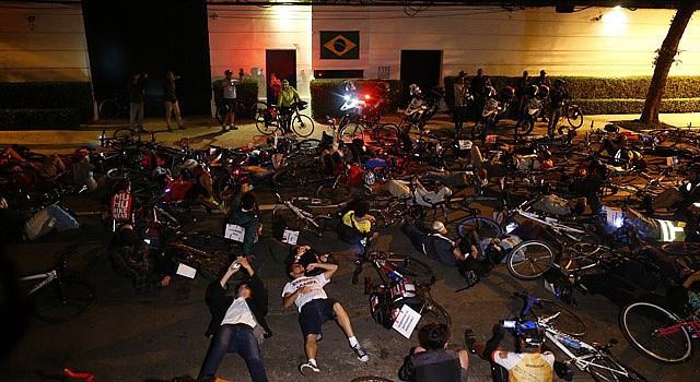 Ciclistas protestaram em frente à casa do prefeito eleito. Fabio Braga/Folhapress